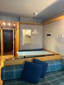 a living room with a couch and a table at Condominio La Grand'Ourse - Cervinia in Breuil-Cervinia