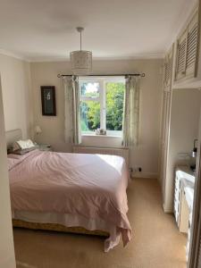 een slaapkamer met een bed en een raam bij Rectory House bed and breakfast in Danby Wiske