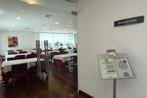 Um restaurante ou outro lugar para comer em INATEL Vila Ruiva