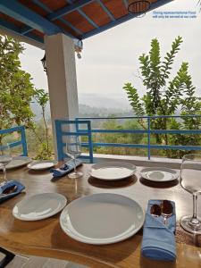 ChanereThe Camphor Villa - Farmers Deck的一张带白板和酒杯的木桌 更多5张照片