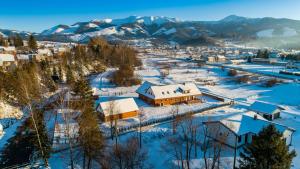 ツベレツにあるApartmány Roháčeの山々を背景に雪に覆われた都市 +97枚の写真