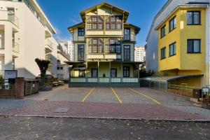 El edificio en el que está la habitación en casa particular