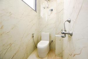 Ένα μπάνιο στο FabHotel The Dream Inn