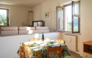 Serra deʼ ContiNice Home In Serra Dè Conti With Wifi的一间带桌椅和沙发的用餐室