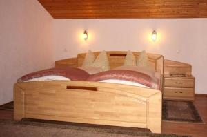 Giường trong phòng chung tại Gästehaus Tinkl