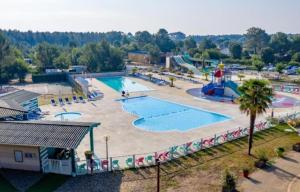 widok z powietrza na basen w parku w obiekcie MH 468 LUMINOSA 3ch dont 1 suite parentale et 2sdb proche des activités dans camping 4 étoiles w mieście Saint-Julien-en-Born +14 zdjęć
