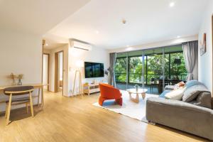 Μια τηλεόραση ή/και κέντρο ψυχαγωγίας στο Beachside Residences 3 BR apartment by NLA