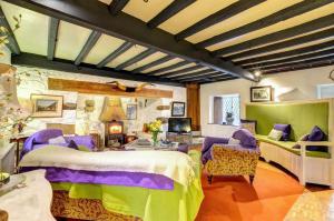 1 dormitorio con 1 cama y sillas en una habitación en Ty Uchaf, en Dolbenmaen