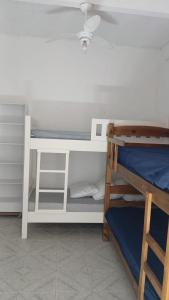 En eller flere senge i et værelse på Suítes Da Lady + 2 billeder