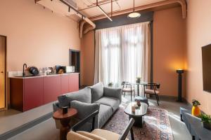 uma sala de estar com um sofá e uma mesa em grey l studio apartments Downtown Cairo Bidair House em Cairo