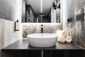 un bagno con un grande lavandino bianco su un bancone di Ostravinka - Boutique Cabin a Ostrava