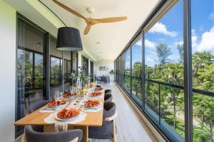 Μπαλκόνι ή βεράντα στο Beachside Residences 3 BR apartment by NLA