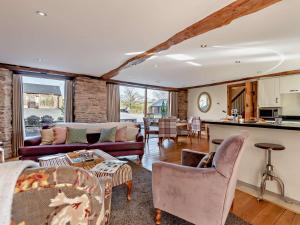 Posezení v ubytování 3 Bed in Leominster 50507