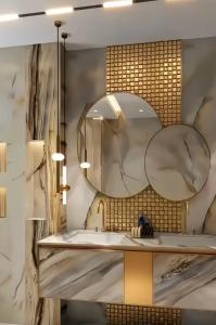 łazienka z umywalką i lustrem w obiekcie Hanza Tower SKY GOLD 24 Sauna & Jacuzzi & Pool & SPA w Szczecinie