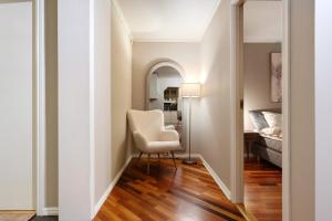 een woonkamer met een stoel en een slaapkamer bij ARCTIC HOMES - Harmony Retreat in Tromsø