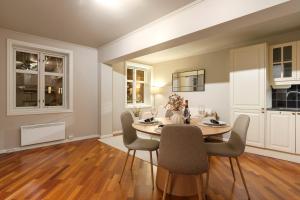 een eetkamer met een tafel en stoelen bij ARCTIC HOMES - Harmony Retreat in Tromsø
