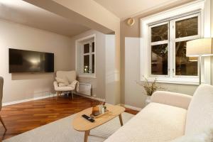 een woonkamer met een bank en een tafel bij ARCTIC HOMES - Harmony Retreat in Tromsø