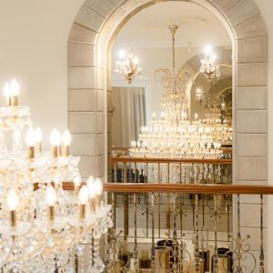 una grande stanza piena di bicchieri di Averde Residence a Larnaka Altre 37 foto