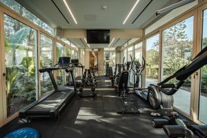 una palestra con tapis roulant e macchine ellittiche di Averde Residence a Larnaka