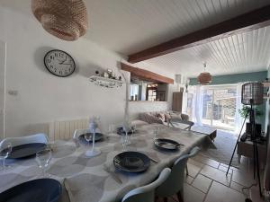 Χώρος καθιστικού στο Charmante maison à Pourrain