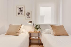 En eller flere senge i et værelse på Main Street Deluxe