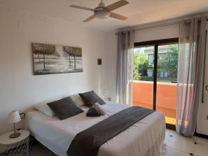 En eller flere senge i et værelse på Casa Viena Vilafortuny + 20 billeder