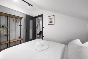 Ένα ή περισσότερα κρεβάτια σε δωμάτιο στο Room8 Suites