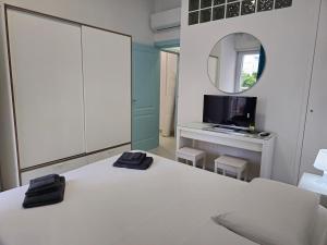 a white room with a white table and a mirror at Casa Quarzo, bright and a stone's throw from the beach in Gaeta