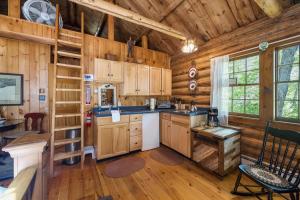 Η κουζίνα ή μικρή κουζίνα στο Authentic Maine Log Cabin Lakefront Cozy +39 φωτογραφίες