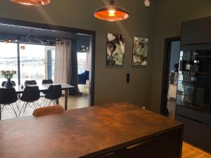 Gammelgårdvegen 31 في ترومسو: مطبخ وغرفة طعام مع طاولة وكراسي