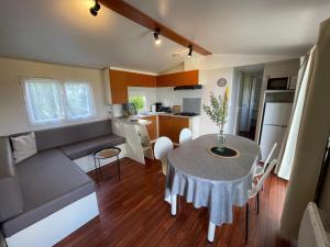 Nhà bếp/bếp nhỏ tại Bungalow, Camping Les Tamaris