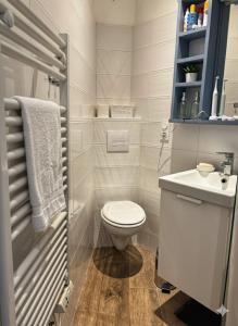 Koupelna v ubytování Petit Paradis , Le charme de la vieille ville face à la mer