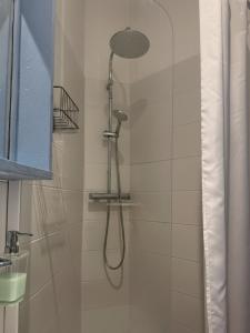 Koupelna v ubytování Petit Paradis , Le charme de la vieille ville face à la mer