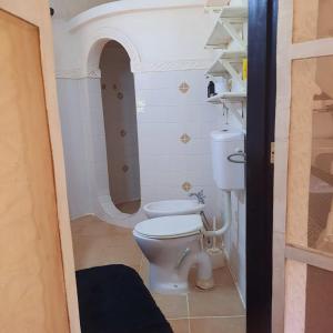 Un baño con un inodoro blanco en una habitación. en C House, en Malindi
