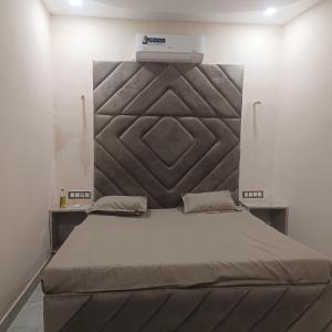 Postel nebo postele na pokoji v ubytování Naam Residency