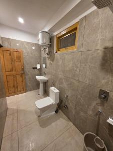 本贾尔Sojha Hills Hotel & Restaurant的带马桶和水槽的浴室