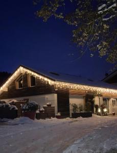 uma casa com luzes de Natal ao lado dela em Ô songes de Saxel em Saxel