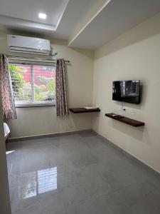 Μια τηλεόραση ή/και κέντρο ψυχαγωγίας στο GNR lodge Rooms