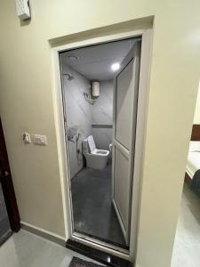 Ένα μπάνιο στο GNR lodge Rooms