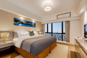 成都市にあるChengdu Botingxi Mansion Selected Suites B&Bの大きなベッドと大きな窓のある寝室 +44枚の写真