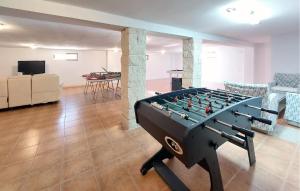 Μια τηλεόραση ή/και κέντρο ψυχαγωγίας στο Lovely Home In Pedralba With Private Swimming Pool, Can Be Inside Or Outside