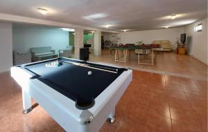 Τραπέζι μπιλιάρδου στο Lovely Home In Pedralba With Private Swimming Pool, Can Be Inside Or Outside +28 φωτογραφίες