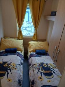 Postel nebo postele na pokoji v ubytování The HIVE on the river bank