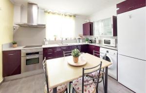 Η κουζίνα ή μικρή κουζίνα στο Lovely Home In Pedralba With Private Swimming Pool, Can Be Inside Or Outside