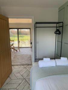 Una cama o camas en una habitación de Field View