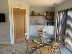 Una cocina o cocineta en Field View 8 fotos más