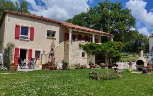 ConcorèsLe COLOMBIE GOULEME的一座带红色百叶窗和庭院的房子 更多17张照片