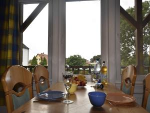 Spacious Apartment in Boddin with Garden في Boddin: طاولة طعام مع إطلالة على الهواء الطلق