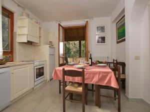Kuchyň nebo kuchyňský kout v ubytování Huge Holiday Home in Marina di Castagneto Carducci near Sea