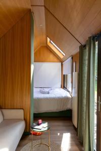 Postel nebo postele na pokoji v ubytování Tiny houses PAMPA Lodges - étang & bain nordique